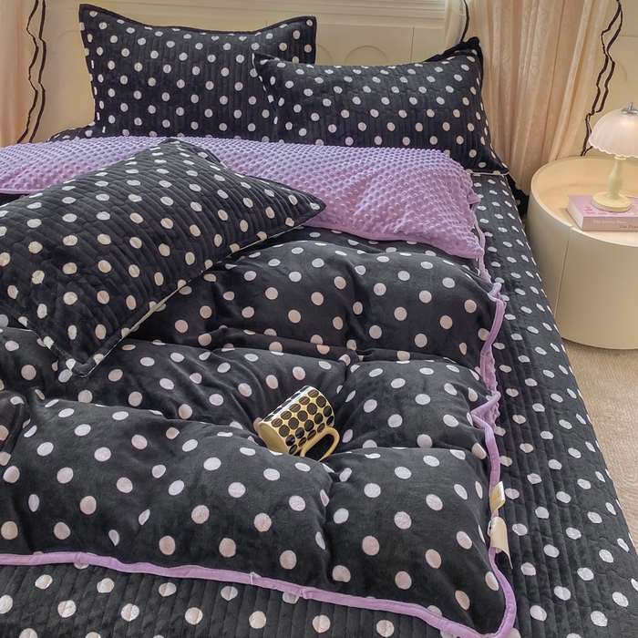 91家纺网 家纺一手货源 找家纺 尚美 2025新款豆豆绒牛奶绒大花边床盖四件套-系列2（床盖花边随机） 黑波点