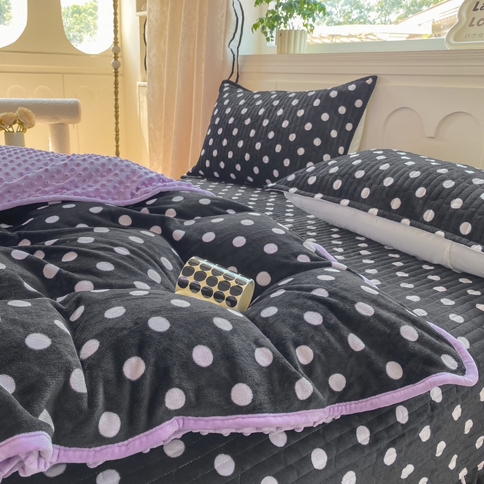 91家纺网 家纺一手货源 找家纺 尚美 2025新款豆豆绒牛奶绒大花边床盖四件套-系列2（床盖花边随机） 黑波点