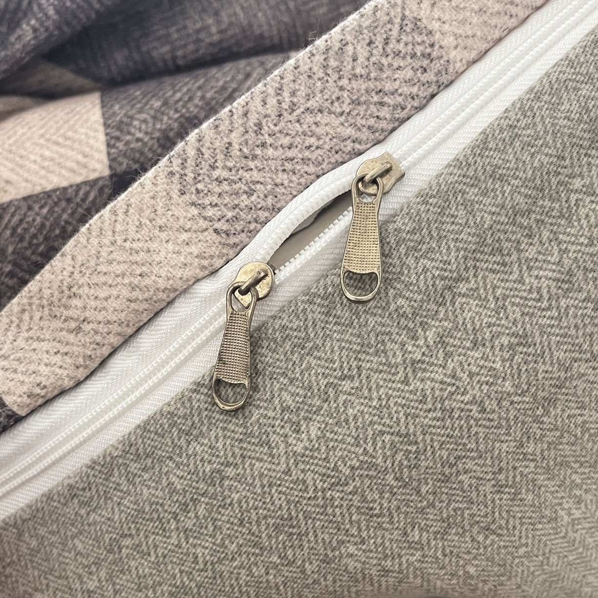 91家纺网 家纺一手货源 找家纺 典曼家纺 2025新款原棉磨毛印花四件套 朗格-灰