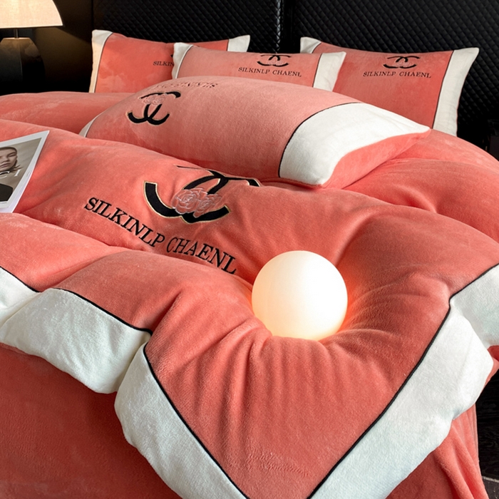 91家纺网 家纺一手货源 找家纺 绒世界 2025秋冬小香风香奈系列牛奶绒四件套 爱马仕橙