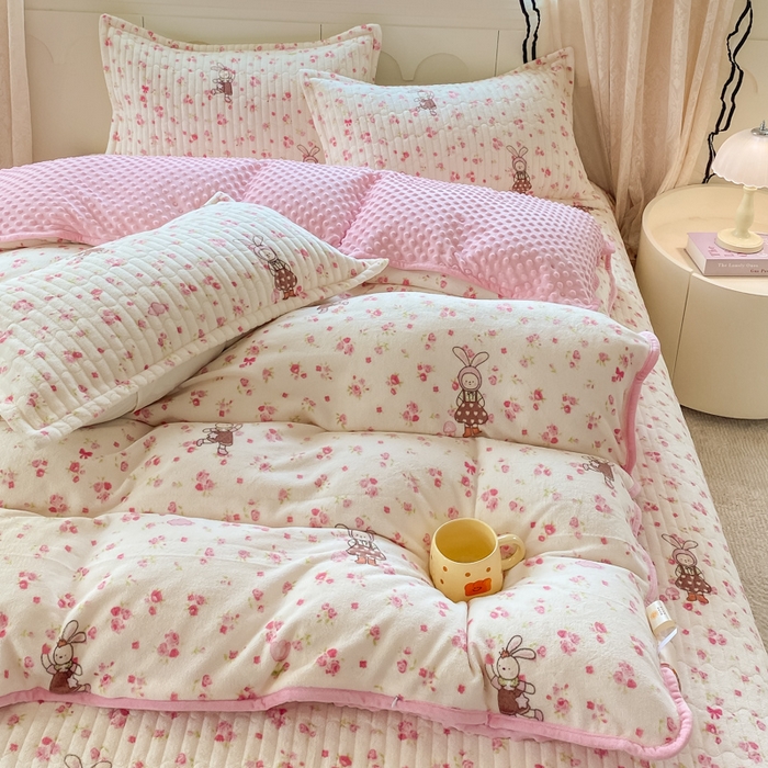 91家纺网 家纺一手货源 找家纺 尚美 2025新款豆豆绒牛奶绒大花边床盖四件套-系列2（床盖花边随机） 玫瑰兔