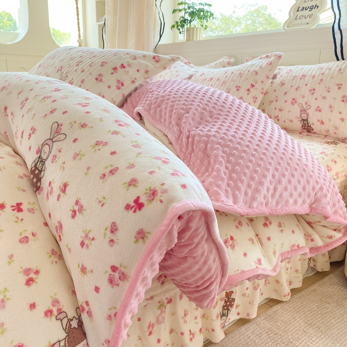 91家纺网 家纺一手货源 找家纺 尚美 2025新款豆豆绒牛奶绒大花边床盖四件套-系列2（床盖花边随机） 玫瑰兔