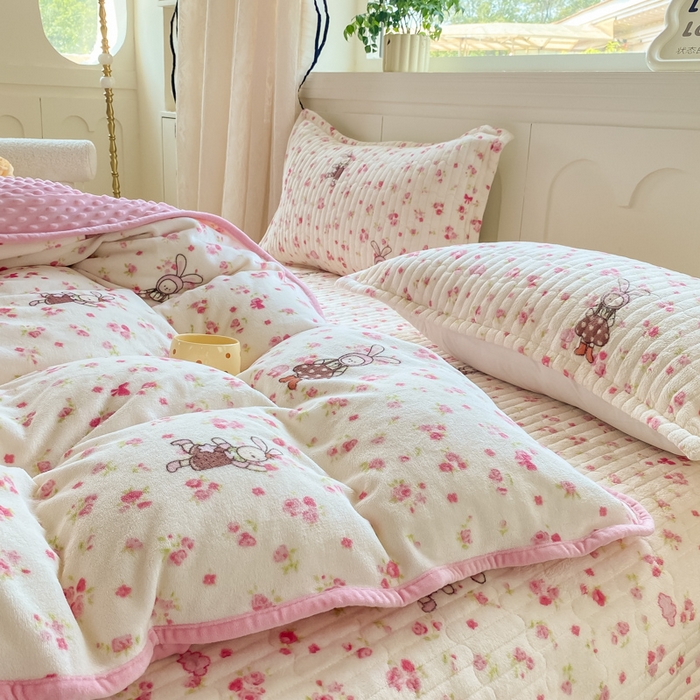 91家纺网 家纺一手货源 找家纺 尚美 2025新款豆豆绒牛奶绒大花边床盖四件套-系列2（床盖花边随机） 玫瑰兔