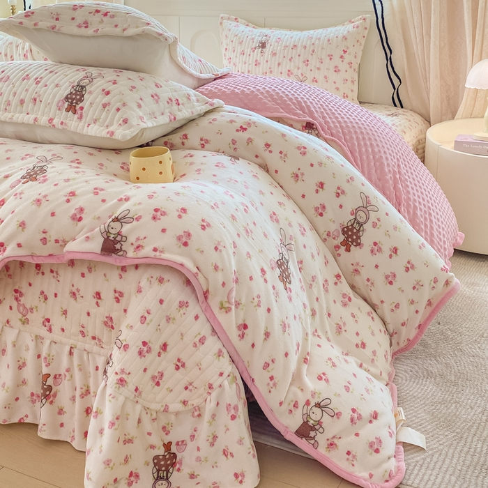 91家纺网 家纺一手货源 找家纺 尚美 2025新款豆豆绒牛奶绒大花边床盖四件套-系列2（床盖花边随机） 玫瑰兔