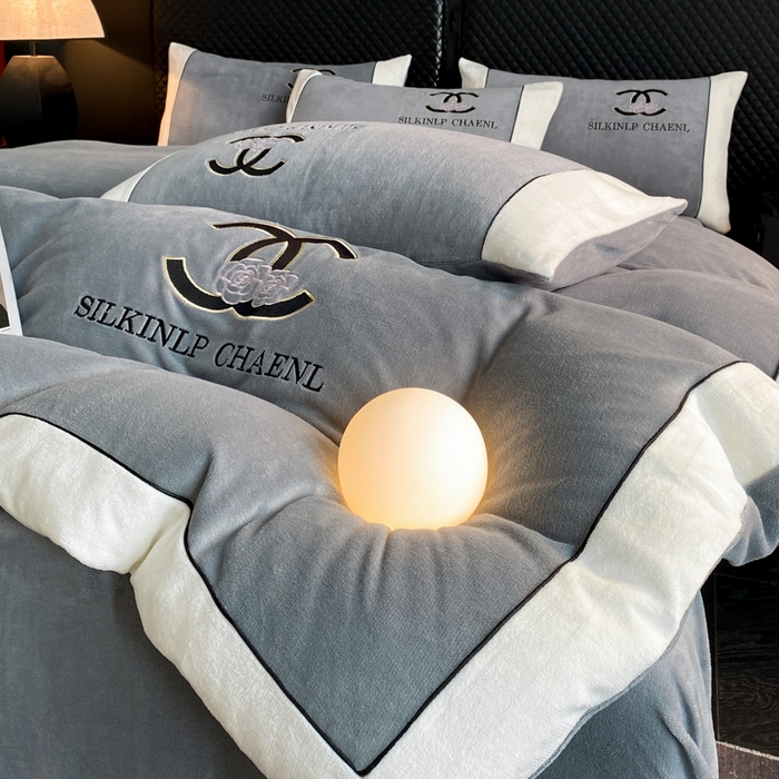 91家纺网 家纺一手货源 找家纺 绒世界 2025秋冬小香风香奈系列牛奶绒四件套 都市灰