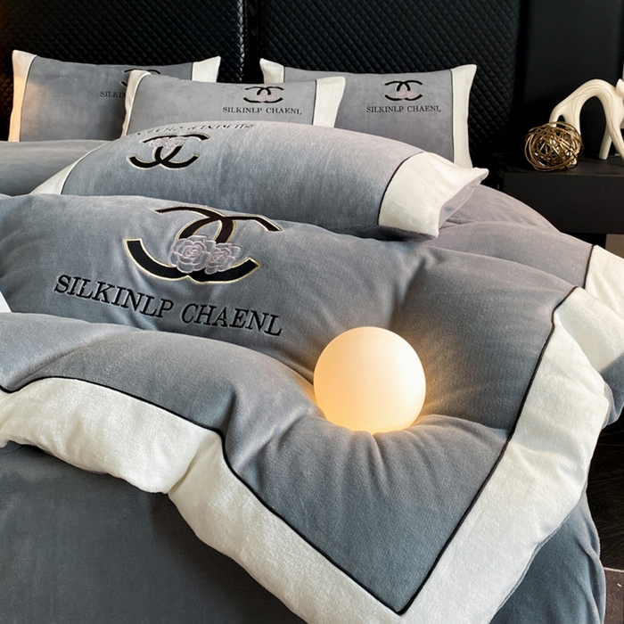 91家纺网 家纺一手货源 找家纺 绒世界 2025秋冬小香风香奈系列牛奶绒四件套 都市灰