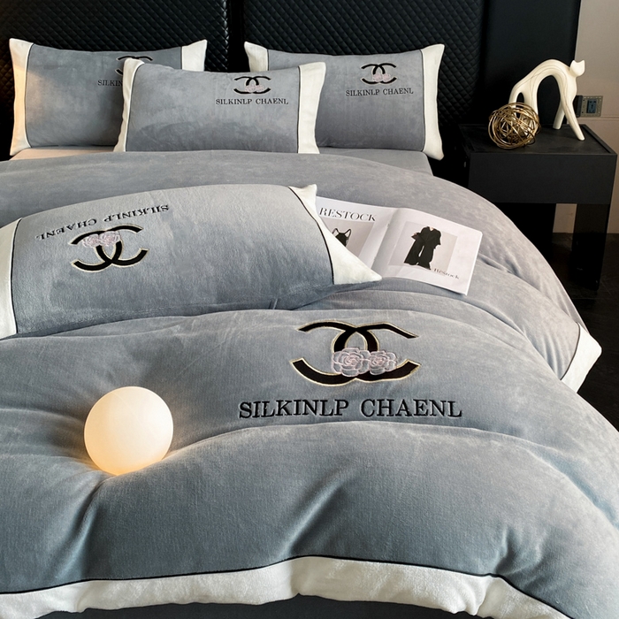 91家纺网 家纺一手货源 找家纺 绒世界 2025秋冬小香风香奈系列牛奶绒四件套 都市灰