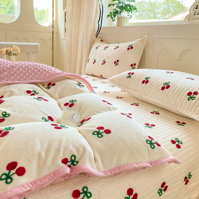 91家纺网 家纺一手货源 找家纺 尚美 2025新款豆豆绒牛奶绒大花边床盖四件套-系列2（床盖花边随机） 莓樱