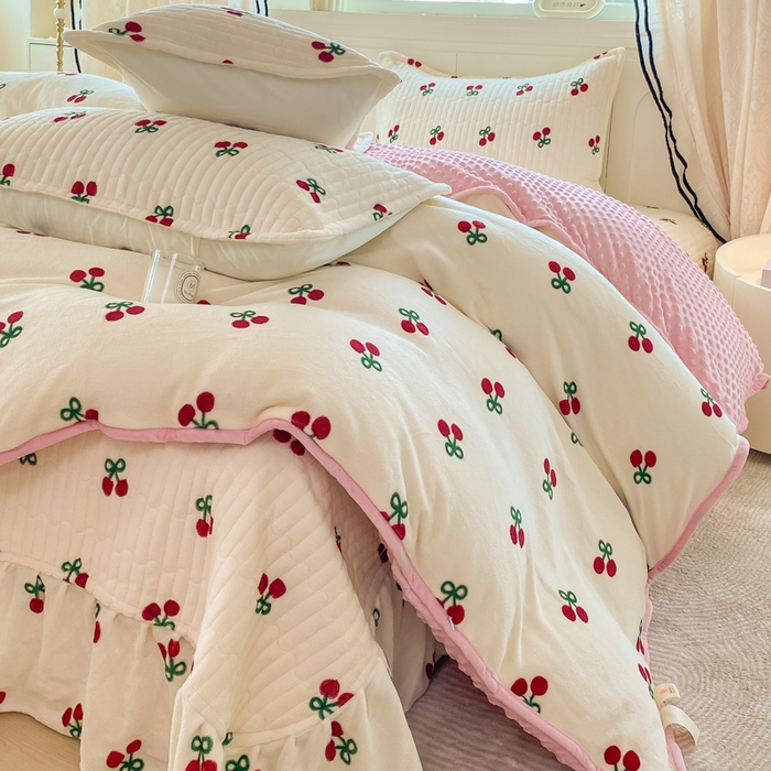 91家纺网 家纺一手货源 找家纺 尚美 2025新款豆豆绒牛奶绒大花边床盖四件套-系列2（床盖花边随机） 莓樱