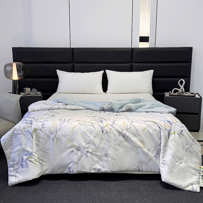 91家纺网 家纺一手货源 找家纺 梵克保罗 2025春夏新款莱赛尔天丝夏被嵌绳款数码印花单夏被夏被四件套单床笠单床单款 春晓雨梦