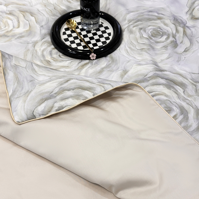 91家纺网 家纺一手货源 找家纺 梵克保罗 2025春夏新款莱赛尔天丝夏被嵌绳款数码印花单夏被夏被四件套单床笠单床单款 松绿玫瑰