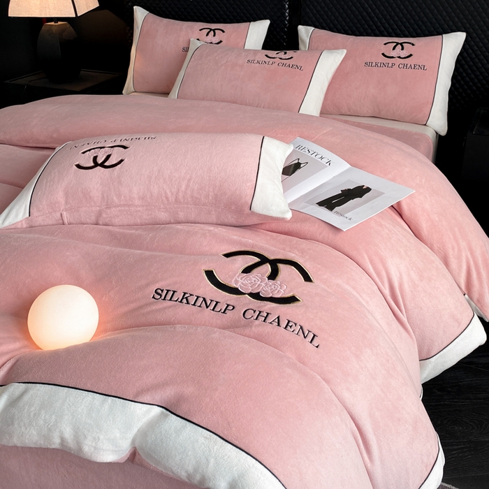 91家纺网 家纺一手货源 找家纺 绒世界 2025秋冬小香风香奈系列牛奶绒四件套 蜜桃粉