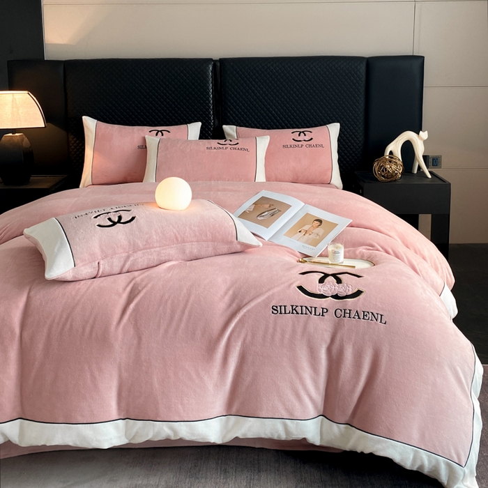 91家纺网 家纺一手货源 找家纺 绒世界 2025秋冬小香风香奈系列牛奶绒四件套 蜜桃粉