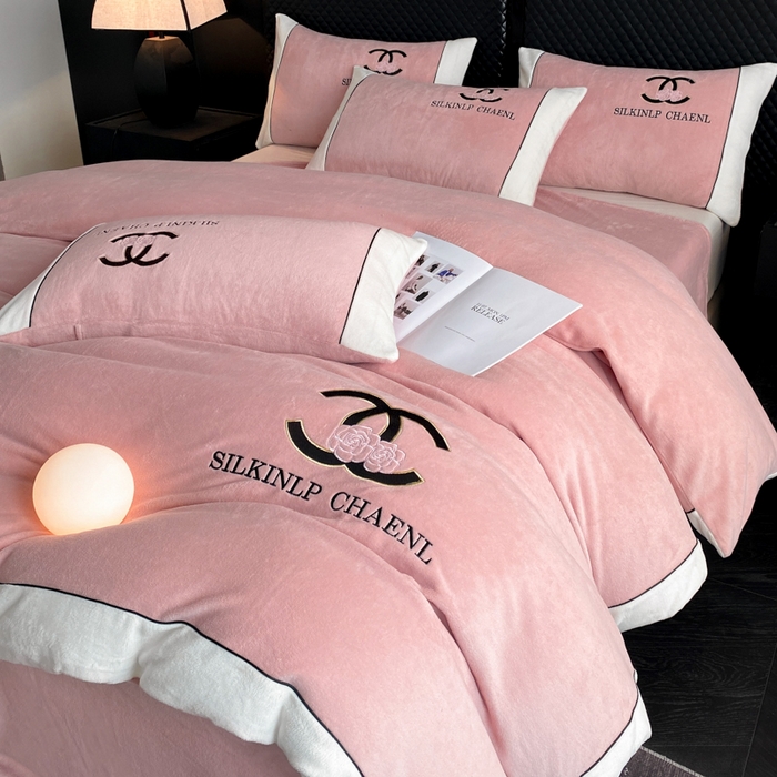 91家纺网 家纺一手货源 找家纺 绒世界 2025秋冬小香风香奈系列牛奶绒四件套 蜜桃粉