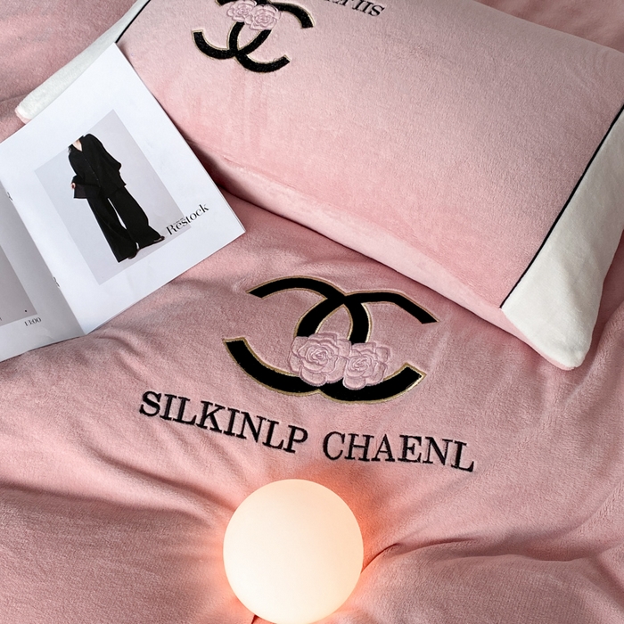 91家纺网 家纺一手货源 找家纺 绒世界 2025秋冬小香风香奈系列牛奶绒四件套 蜜桃粉