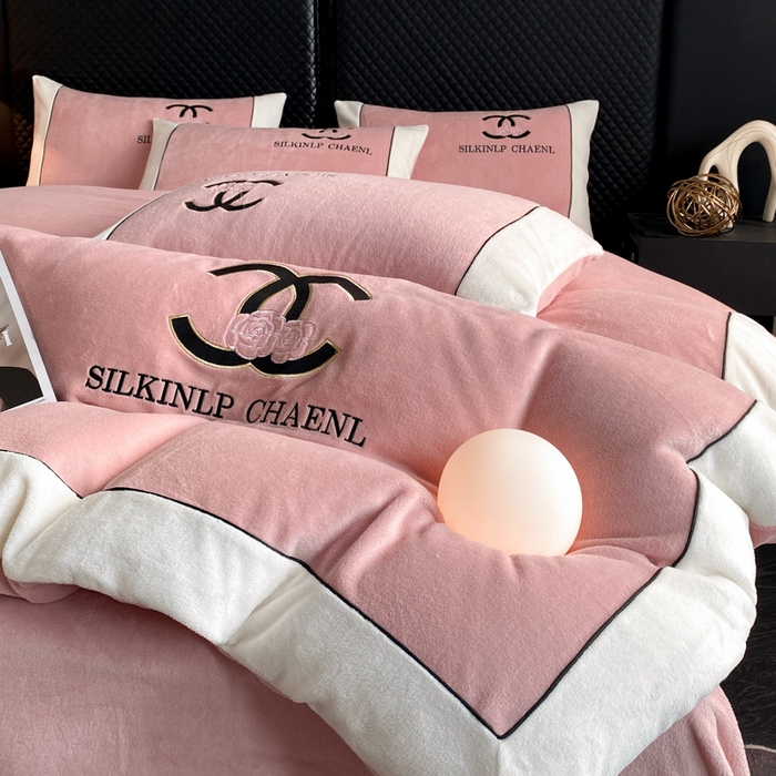 91家纺网 家纺一手货源 找家纺 绒世界 2025秋冬小香风香奈系列牛奶绒四件套 蜜桃粉