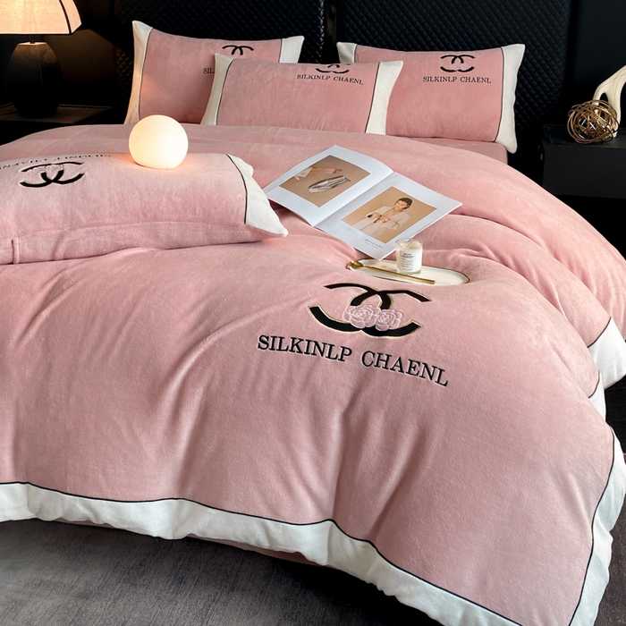 91家纺网 家纺一手货源 找家纺 绒世界 2025秋冬小香风香奈系列牛奶绒四件套 蜜桃粉