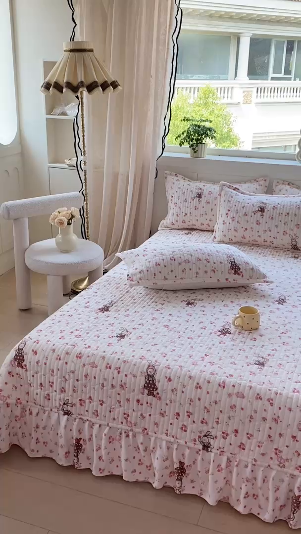 91家纺网 家纺一手货源 找家纺 尚美 2025新款豆豆绒牛奶绒大花边床盖四件套-系列2（床盖花边随机） 玫瑰兔