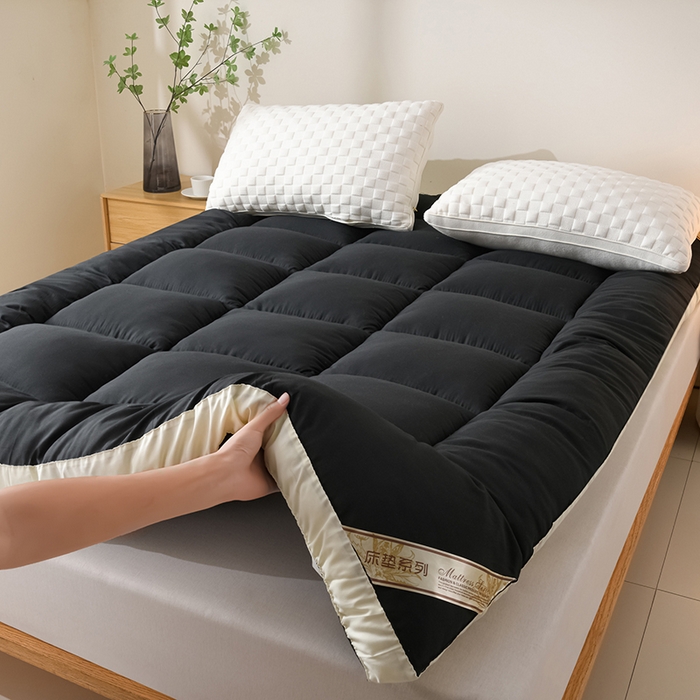 91家纺网 家纺一手货源 找家纺 预言家纺 2025新款黄边立体床垫床褥系列 黄边黑色