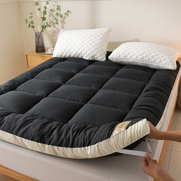 91家纺网 家纺一手货源 找家纺 预言家纺 2025新款黄边立体床垫床褥系列 黄边黑色