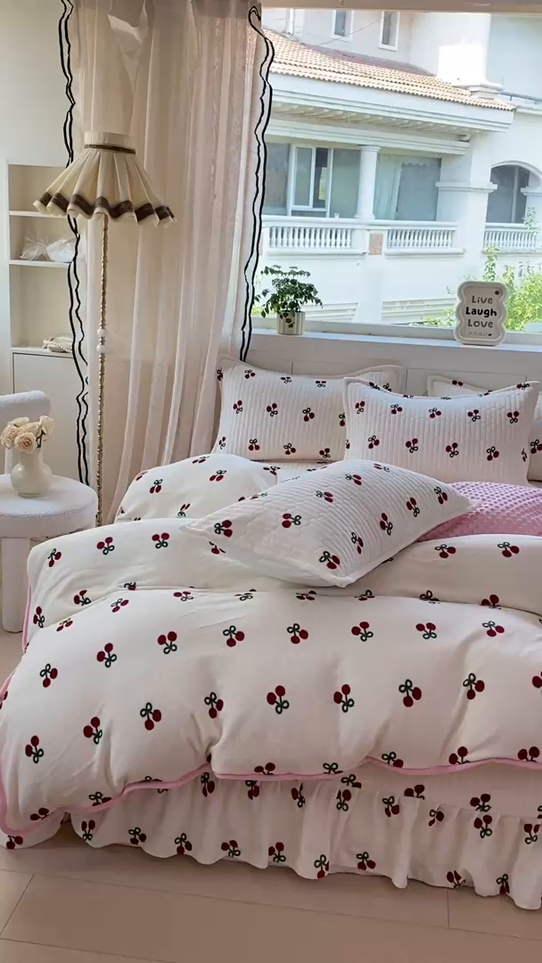 91家纺网 家纺一手货源 找家纺 尚美 2025新款豆豆绒牛奶绒大花边床盖四件套-系列2（床盖花边随机） 莓樱