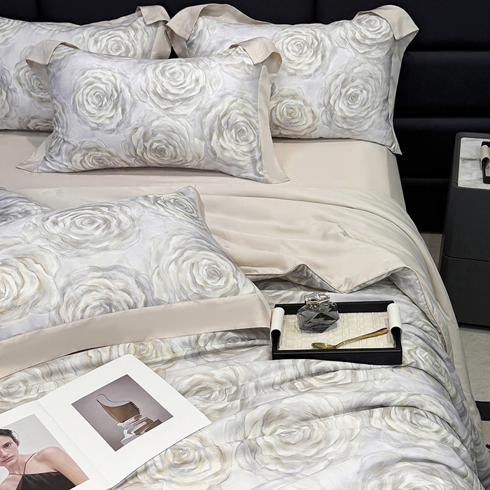 91家纺网 家纺一手货源 找家纺 梵克保罗 2025春夏新款莱赛尔天丝夏被嵌绳款数码印花单夏被夏被四件套单床笠单床单款 松绿玫瑰