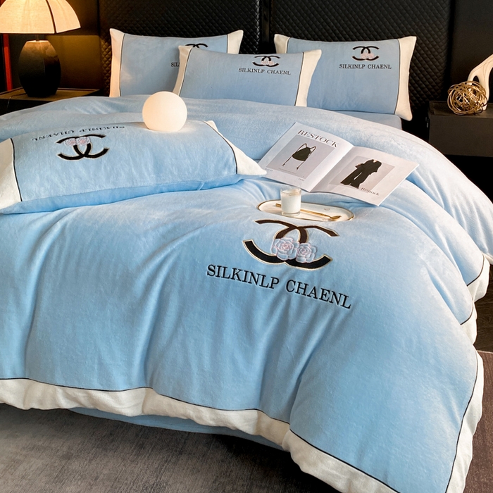 91家纺网 家纺一手货源 找家纺 绒世界 2025秋冬小香风香奈系列牛奶绒四件套 秋波蓝