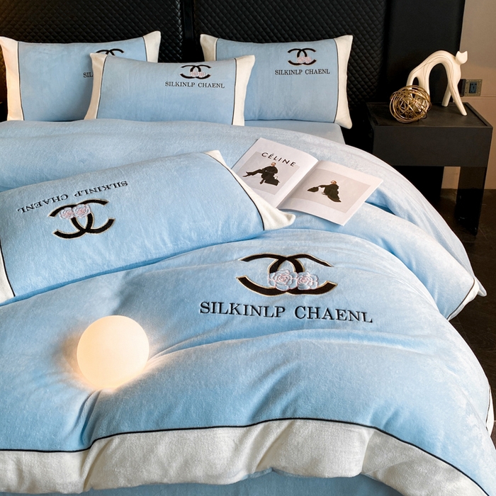 91家纺网 家纺一手货源 找家纺 绒世界 2025秋冬小香风香奈系列牛奶绒四件套 秋波蓝