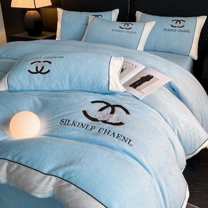 91家纺网 家纺一手货源 找家纺 绒世界 2025秋冬小香风香奈系列牛奶绒四件套 秋波蓝