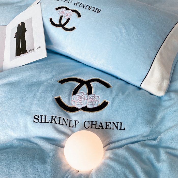 91家纺网 家纺一手货源 找家纺 绒世界 2025秋冬小香风香奈系列牛奶绒四件套 秋波蓝