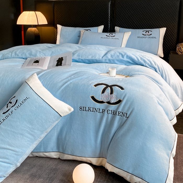 91家纺网 家纺一手货源 找家纺 绒世界 2025秋冬小香风香奈系列牛奶绒四件套 秋波蓝