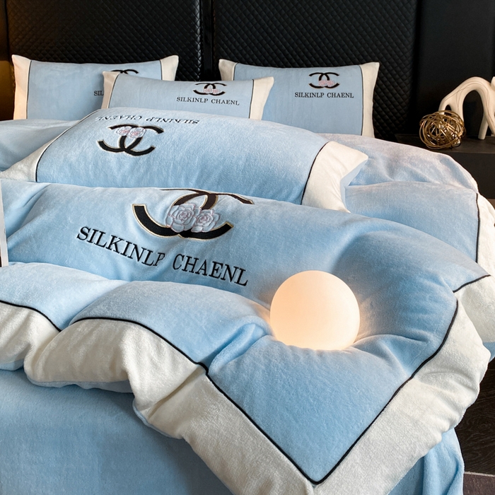 91家纺网 家纺一手货源 找家纺 绒世界 2025秋冬小香风香奈系列牛奶绒四件套 秋波蓝