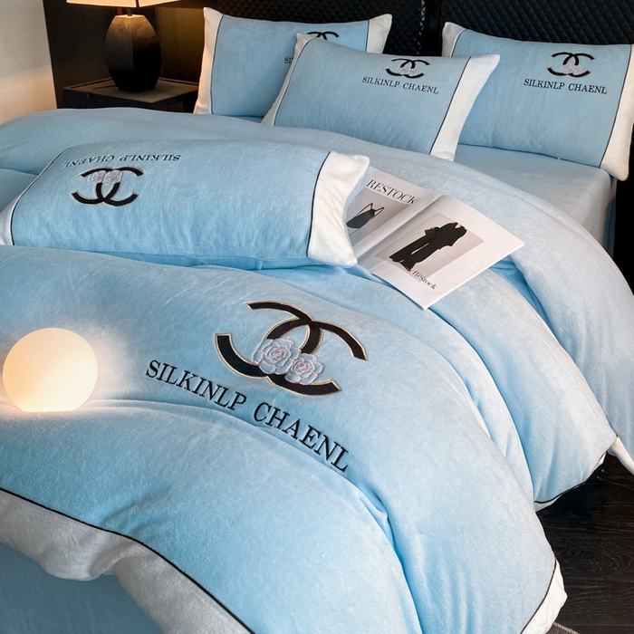 91家纺网 家纺一手货源 找家纺 绒世界 2025秋冬小香风香奈系列牛奶绒四件套 秋波蓝