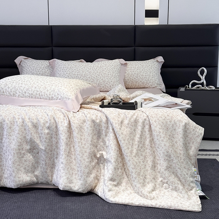 91家纺网 家纺一手货源 找家纺 梵克保罗 2025春夏新款莱赛尔天丝夏被嵌绳款数码印花单夏被夏被四件套单床笠单床单款 溪涧花