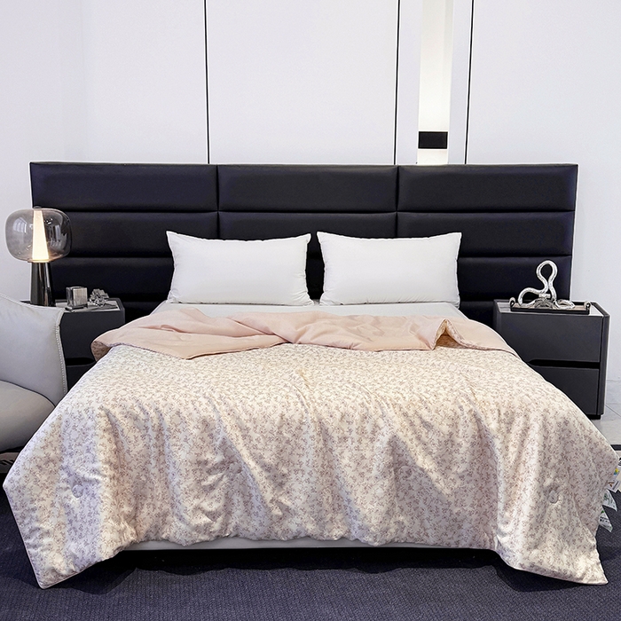 91家纺网 家纺一手货源 找家纺 梵克保罗 2025春夏新款莱赛尔天丝夏被嵌绳款数码印花单夏被夏被四件套单床笠单床单款 溪涧花