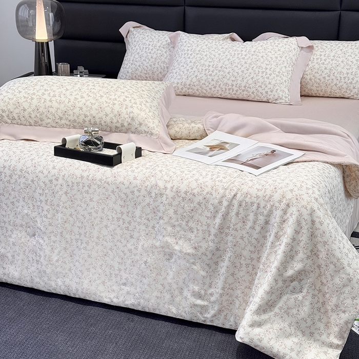 91家纺网 家纺一手货源 找家纺 梵克保罗 2025春夏新款莱赛尔天丝夏被嵌绳款数码印花单夏被夏被四件套单床笠单床单款 溪涧花