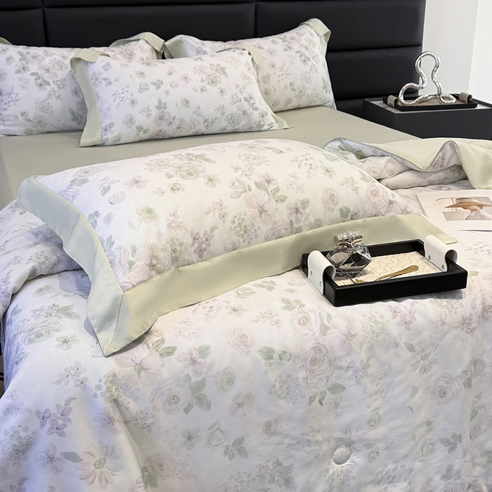 91家纺网 家纺一手货源 找家纺 梵克保罗 2025春夏新款莱赛尔天丝夏被嵌绳款数码印花单夏被夏被四件套单床笠单床单款 念池花