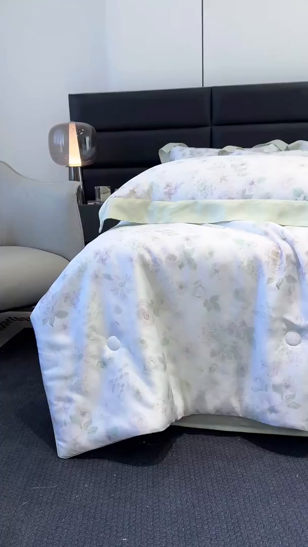 91家纺网 家纺一手货源 找家纺 梵克保罗 2025春夏新款莱赛尔天丝夏被嵌绳款数码印花单夏被夏被四件套单床笠单床单款 念池花