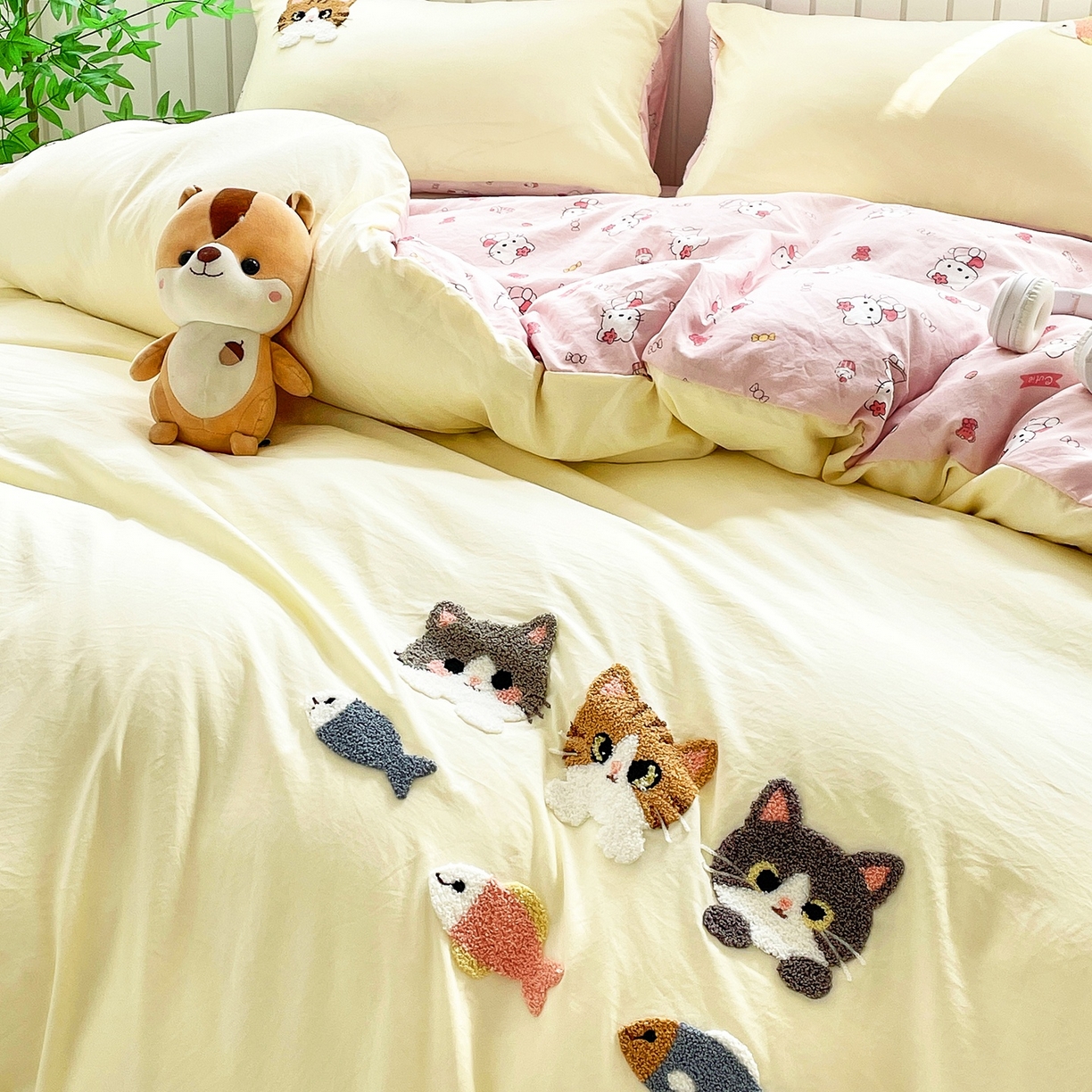 91家纺网 家纺一手货源 找家纺 三叁三 2025新款亲肤云柔水洗棉卡通毛巾绣四件套 喵喵鱼-浅黄