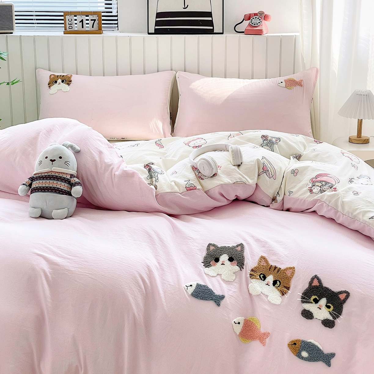 91家纺网 家纺一手货源 找家纺 三叁三 2025新款亲肤云柔水洗棉卡通毛巾绣四件套 喵喵鱼-粉