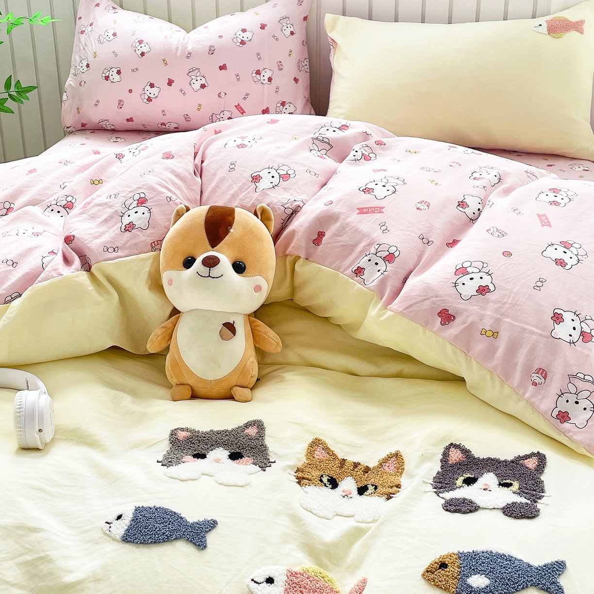 91家纺网 家纺一手货源 找家纺 三叁三 2025新款亲肤云柔水洗棉卡通毛巾绣四件套 喵喵鱼-浅黄