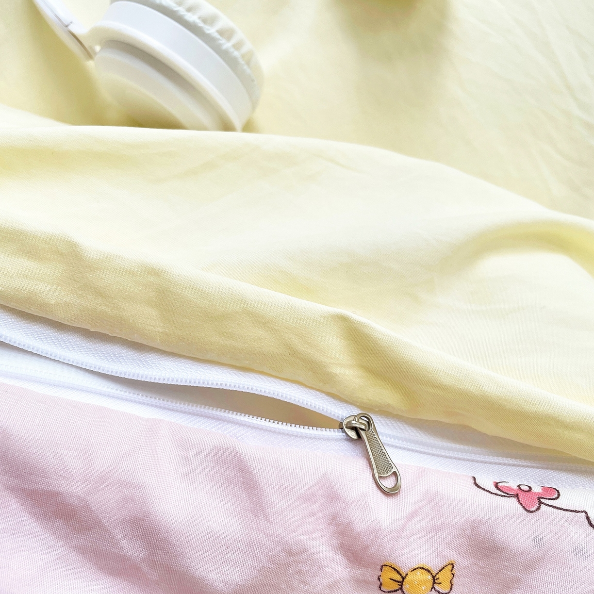 91家纺网 家纺一手货源 找家纺 三叁三 2025新款亲肤云柔水洗棉卡通毛巾绣四件套 喵喵鱼-浅黄