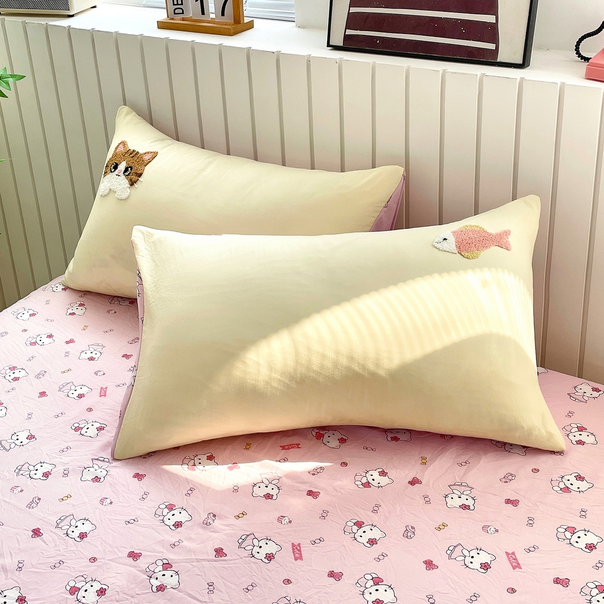 91家纺网 家纺一手货源 找家纺 三叁三 2025新款亲肤云柔水洗棉卡通毛巾绣四件套 喵喵鱼-浅黄