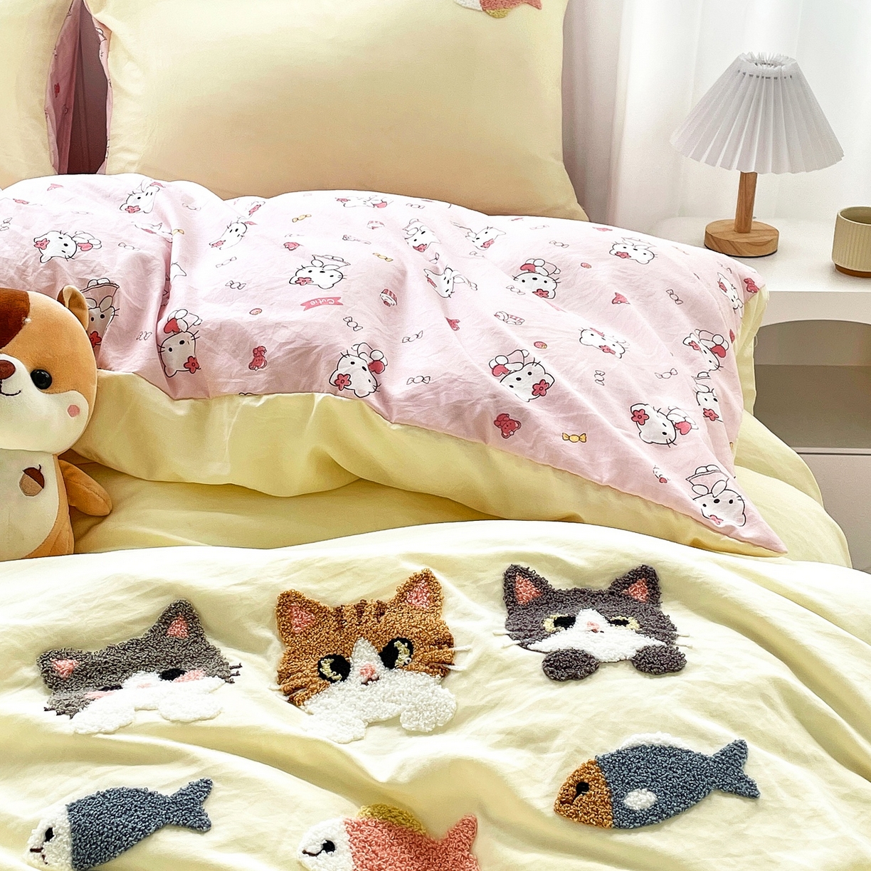 91家纺网 家纺一手货源 找家纺 三叁三 2025新款亲肤云柔水洗棉卡通毛巾绣四件套 喵喵鱼-浅黄