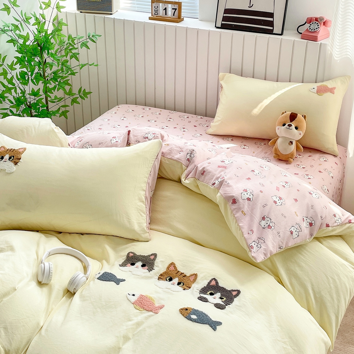 91家纺网 家纺一手货源 找家纺 三叁三 2025新款亲肤云柔水洗棉卡通毛巾绣四件套 喵喵鱼-浅黄