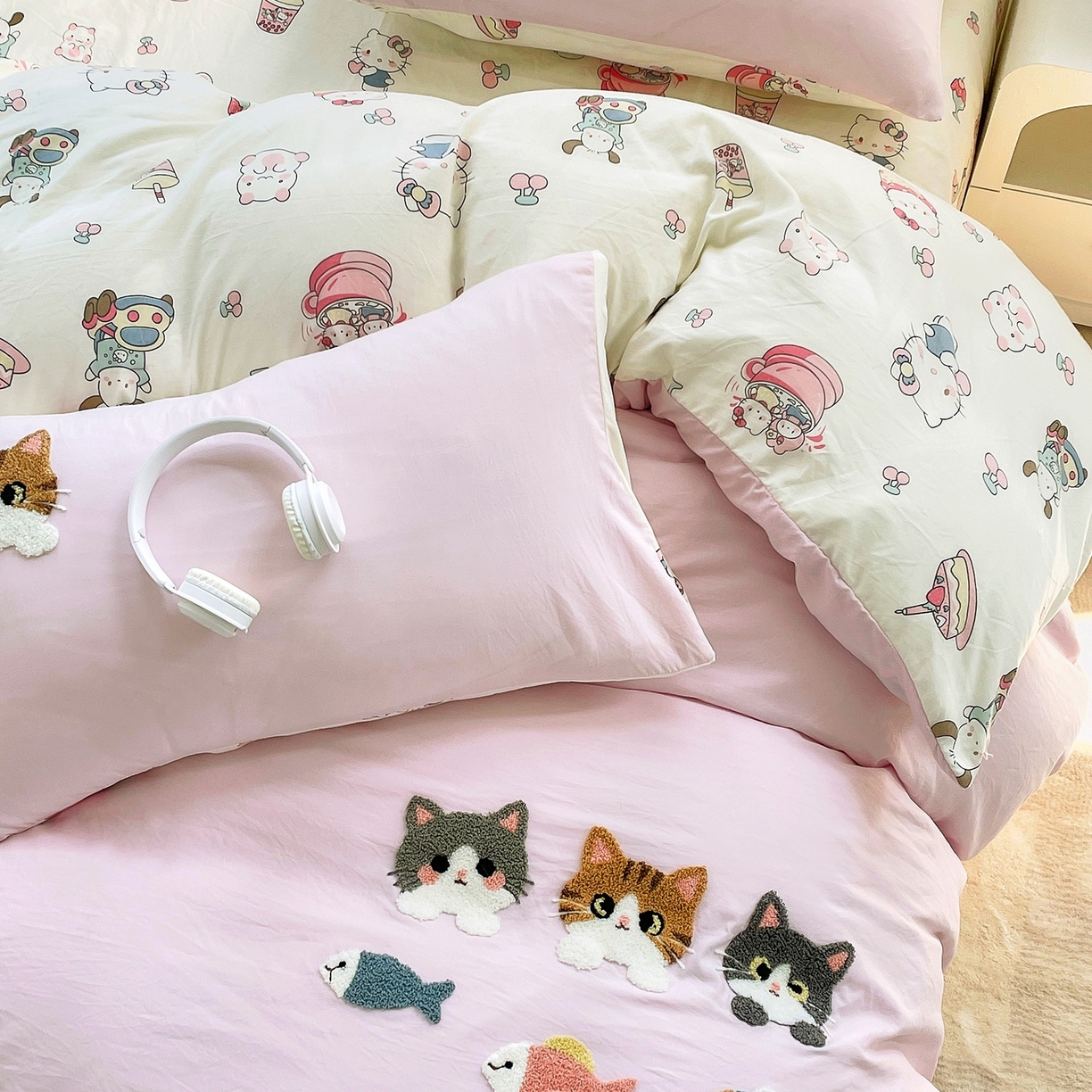 91家纺网 家纺一手货源 找家纺 三叁三 2025新款亲肤云柔水洗棉卡通毛巾绣四件套 喵喵鱼-粉