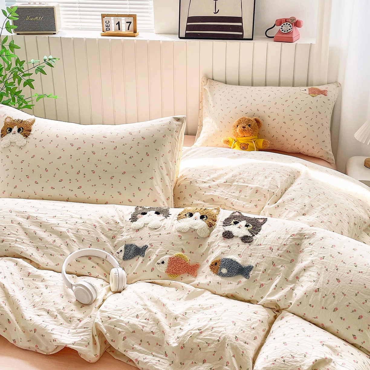 91家纺网 家纺一手货源 找家纺 三叁三 2025新款亲肤云柔水洗棉卡通毛巾绣四件套 喵喵鱼-杏色