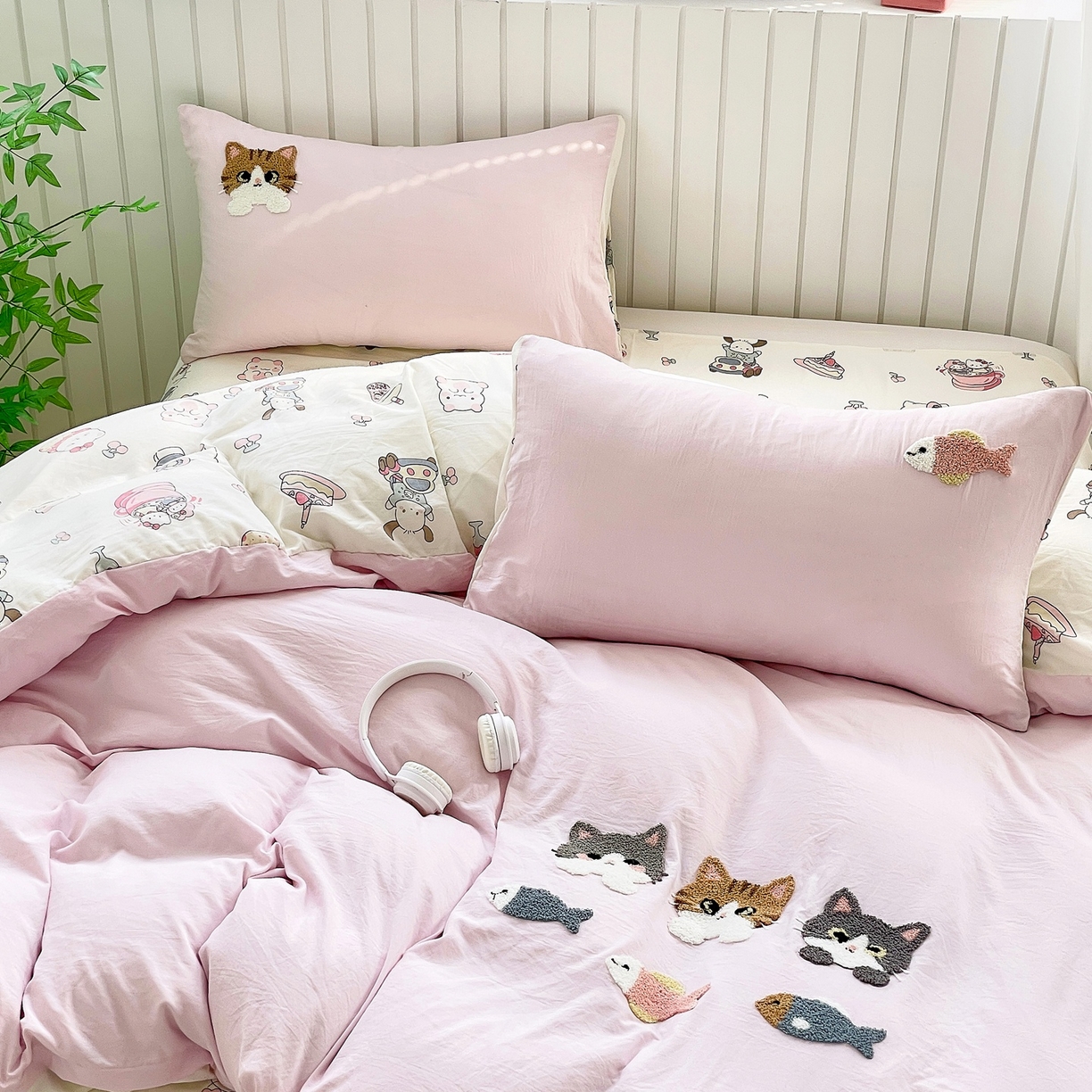 91家纺网 家纺一手货源 找家纺 三叁三 2025新款亲肤云柔水洗棉卡通毛巾绣四件套 喵喵鱼-粉