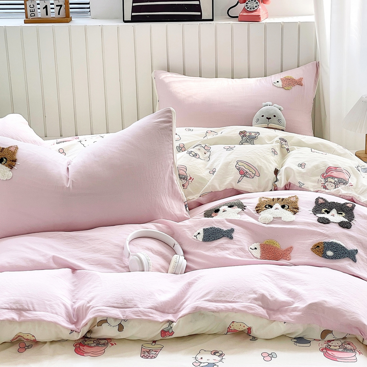 91家纺网 家纺一手货源 找家纺 三叁三 2025新款亲肤云柔水洗棉卡通毛巾绣四件套 喵喵鱼-粉