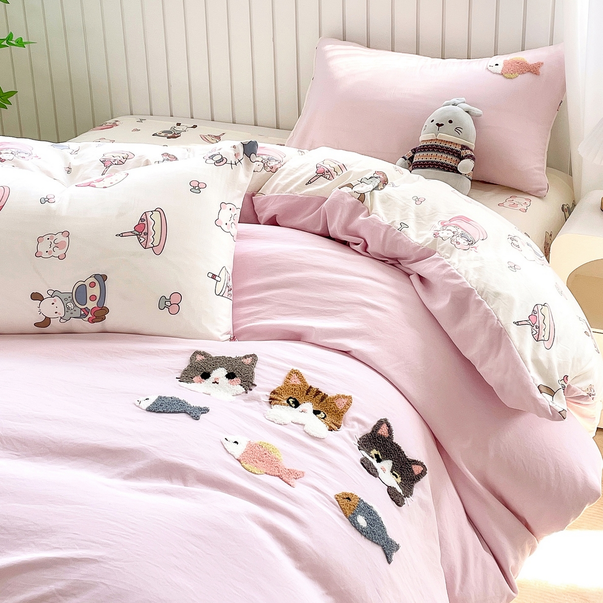 91家纺网 家纺一手货源 找家纺 三叁三 2025新款亲肤云柔水洗棉卡通毛巾绣四件套 喵喵鱼-粉